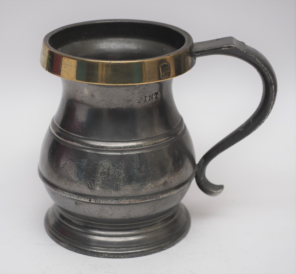 antique english pewter 1 pint bulbous brass rim measure circa 1900