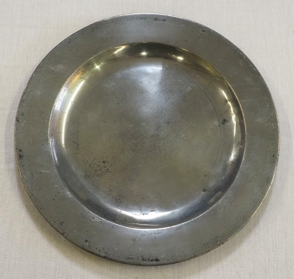 antique english pewter 950in plain rim plate by richard king of london circa 1750
